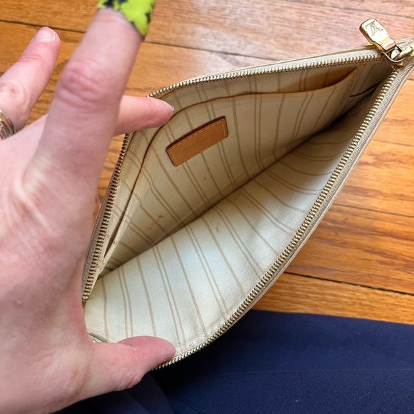 Louis Vuitton neverfull pouch. - Picture 3 of 5